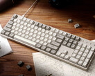 Keychron C2 Pro 8K 放在桌子上，周围摆满了文件和书籍