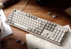 Keychron C2 Pro 8K 放在桌子上，周围摆满了文件和书籍