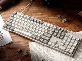 Keychron C2 Pro 8K 放在桌子上，周围摆满了文件和书籍