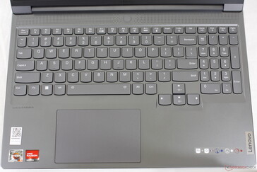 QWERTY布局，集成了数字键盘。每个键的RGB背光可以照亮所有符号，包括较小的次要符号。
