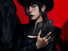 这款即将推出的游戏手机将配备 7000mAh 电池。图：一位女士手持 11 Air 的宣传图。(图片来源：RedMagic）