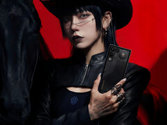 这款即将推出的游戏手机将配备 7000mAh 电池。图：一位女士手持 11 Air 的宣传图。(图片来源：RedMagic）