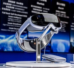 vivo Vision 采用便携式电池组供电。(图片来源：小白测评微博）