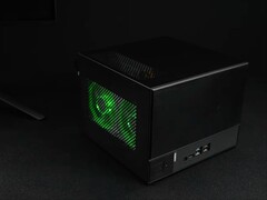华擎 Deskmeet X300 裸机套件内的定制 mini-ITX 游戏电脑。(图片来源:YouTube 上的 ETA Prime,截图)