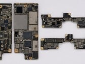 据称是iPhone Ultra折叠机的主板，图片很可能经过AI处理
