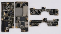 据称是iPhone Ultra折叠机的主板，图片很可能经过AI处理
