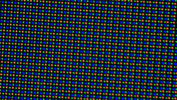 OLED 显示屏采用 RGGB 子像素矩阵，由一个红色、一个蓝色和两个绿色 LED 组成。