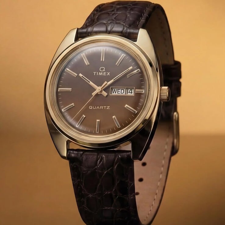 Timex Q 1976 Day and Date 复刻版，配备烟熏棕色渐变表盘、金色时标和深棕色鳄鱼纹皮革表带。
