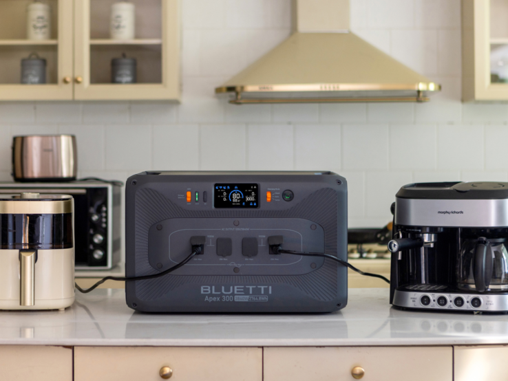 Bluetti Apex 300 便携式电站配备六个交流电源插座端口，UPS 切换时间为 0 毫秒（图片来源：Bluetti）