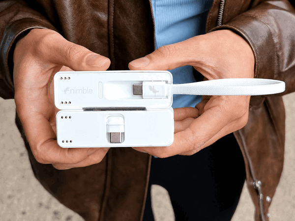 Sharepower 便携式充电器配备了一体式数据线和可折叠的 USB-C 接口。