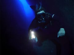 Suunto Nautic 还配有内置手电筒。(图片来源：Nautic）