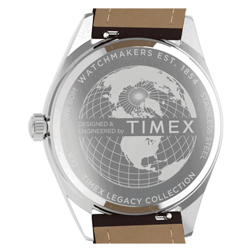 Timex Legacy Day and Date 的背面视图,展示了其饰有地球图案雕刻和 Timex 品牌标识的不锈钢表背,以及棕色皮革表带。