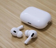 Apple AirPods Pro 2。 (来源: Jason Capriani/ZDNet)