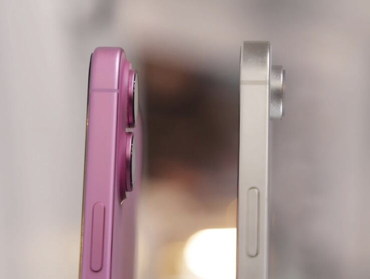 Apple iPhone SE 4 假机，旁边是 iPhone 16。(图片来源：Majin Bu）