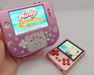 经过改装的 iPhone 4S（左）和 GKD Pixel 2（右）。(图片来源：u/Retr0ddicted via r/SBCGaming)