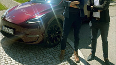 用于欧洲 FSD 演示的酷炫樱桃红 Model Y(图片:Rikard Fredriksson/LinkedIn)