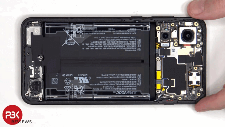 OnePlus 15R 拆解图。(图片来源：PBKreviews）
