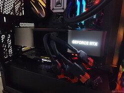 RTX 4090 FE装在Corsair iCUE 4000X机箱中