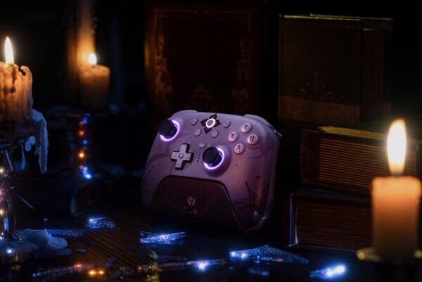 8BitDo Ultimate 2 无线控制器(Honkai: Star Rail - Evernight)带有 RGB 光环。(图片来源:8BitDo)
