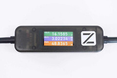ChargerLAB Power-Z AK001充电测试USB-C电缆有一个集成的彩色显示屏。(图片来源：ChargerLAB)