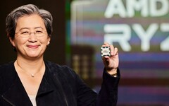 AMD 首席执行官苏丽莎展示 Ryzen 处理器。她 2025 年的薪酬待遇已提高到 3300 万美元。(图片来源：AMD）