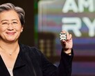 AMD 首席执行官苏丽莎展示 Ryzen 处理器。她 2025 年的薪酬待遇已提高到 3300 万美元。(图片来源：AMD）