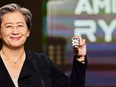 AMD 首席执行官苏丽莎展示 Ryzen 处理器。她 2025 年的薪酬待遇已提高到 3300 万美元。(图片来源：AMD）