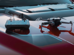 大疆创新 Mini 5 Pro 的配件可能会照搬 Mini 4 Pro（如图）的生态系统。(图片来源：Othman Alghanmi on Unsplash）