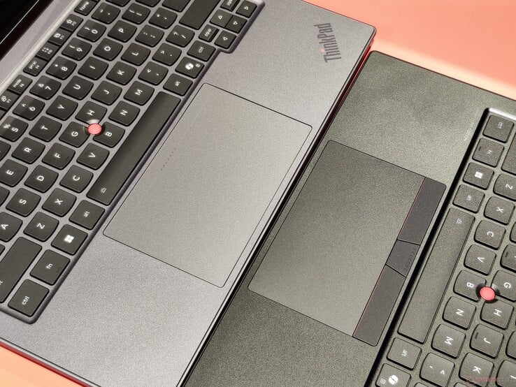 全新触觉触摸板，如图所示为 X1 2 合 1 第 11 代，与 X1 Carbon 第 14 代的机械式触摸板对比（图片来源：Benjamin Herzig）