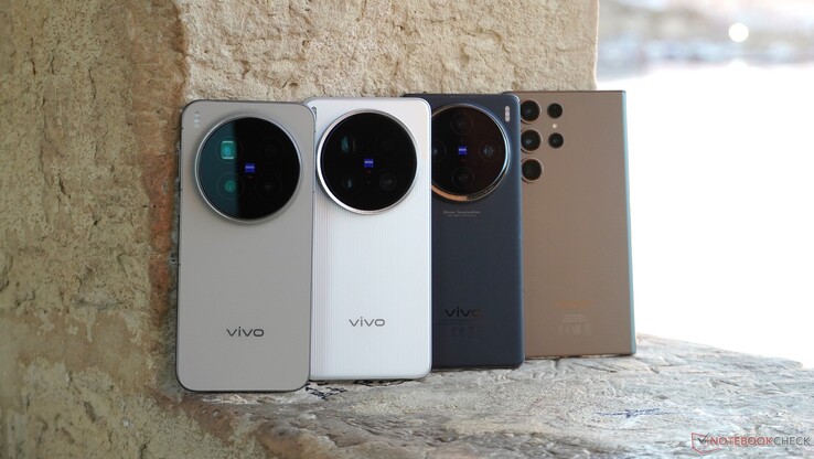 在塞浦路斯和马耳他之行中，我旅行包中的四款候选测试机：三款 vivo 旗舰机和一款三星三年前的旗舰机。