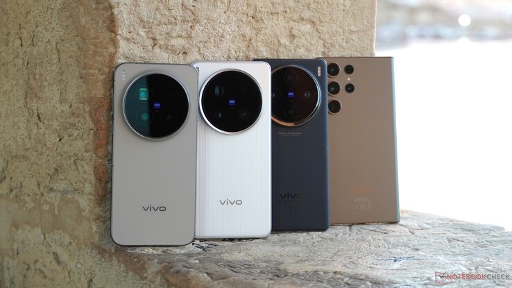 在塞浦路斯和马耳他之行中,我旅行包中的四款候选测试机:三款 vivo 旗舰机和一款三星三年前的旗舰机。