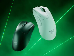 黑色和白色配色的 Razer DeathAdder V4 Pro 游戏鼠标(图片来源:Razer)