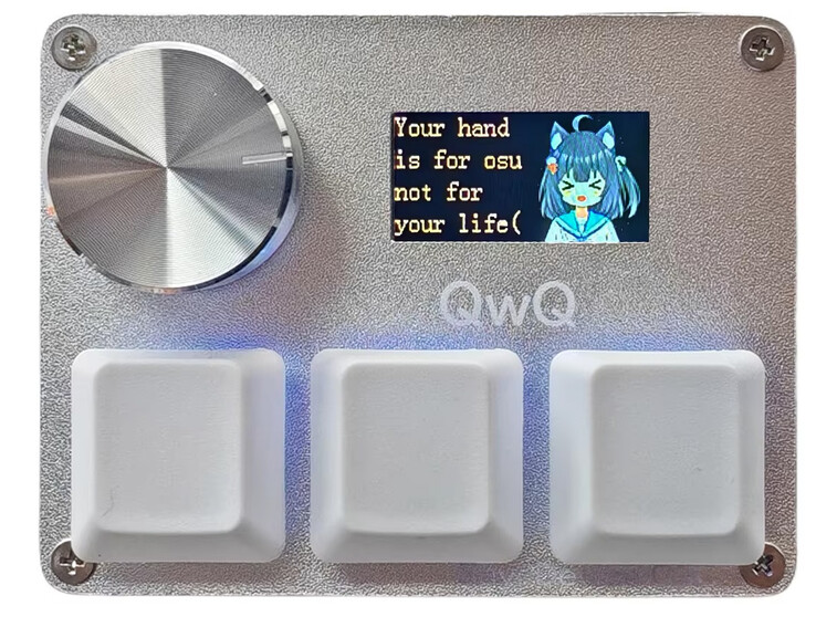 SayoDevice O3C 的正面图，配有三个白色键帽和一个拉丝金属旋钮