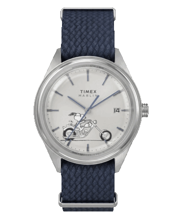 《花生漫画》× Timex Marlin Jet Automatic Easy Rider 腕表的正面视图,银白色表盘上印有骑着摩托车的史努比图案,配有蓝色时标和指针,以及拱形 Hesalite 表镜,