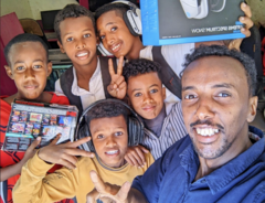 穆罕默德（右）在他的网吧 