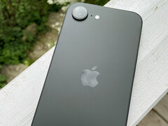 Apple iPhone 16e。(图片来源:Notebookcheck/Manuel Masiero)