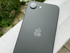 Apple iPhone 16e。(图片来源：Notebookcheck/Manuel Masiero）