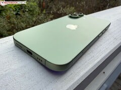 绿色 iPhone 17 的特写,显示 USB-C 充电端口和摄像头模块(图片来源:Notebookcheck)