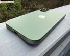 绿色 iPhone 17 的特写,显示 USB-C 充电端口和摄像头模块(图片来源:Notebookcheck)