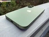 绿色 iPhone 17 的特写，显示 USB-C 充电端口和摄像头模块（图片来源：Notebookcheck）