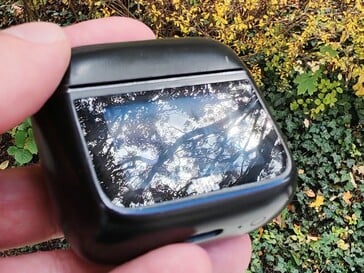 在某些光线条件下,充电盒往往会有些反光(图片来源:Notebookcheck)