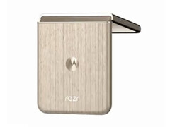 摩托罗拉借鉴 Edge 50 Ultra 的设计,推出了这款木质版 Razr 60 Ultra。(图片来源:via Evan Blass)