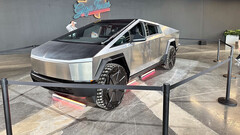 Cybertruck的灯条弹开,露出一个巨大的行李箱(图片:@MatthewDR/Twitter)