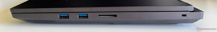 右：2 个 USB-A 3.2 Gen 1（5 GBit/s）、SD 读卡器、Kensington NanoSaver Lock