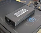 尽管这款微星笔记本电脑的电源适配器额定功率仅为240 W,但在玩游戏时其功耗最高可达250 W