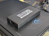 尽管这款微星笔记本电脑的电源适配器额定功率仅为240 W，但在玩游戏时其功耗最高可达250 W