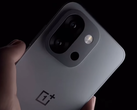 今年早些时候推出的紧凑型旗舰手机 OnePlus 13T。(图片来源：OnePlus）