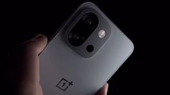 今年早些时候推出的紧凑型旗舰手机 OnePlus 13T。(图片来源:OnePlus)