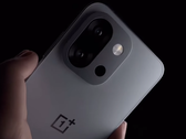 今年早些时候推出的紧凑型旗舰手机 OnePlus 13T。(图片来源：OnePlus）