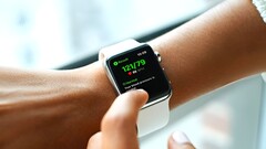 Apple Watch 11 和Apple Watch Ultra 3 可能会提供血压检测功能,预计从Apple Watch 12 开始将进行重大的重新设计。(图片来源:Qardio)